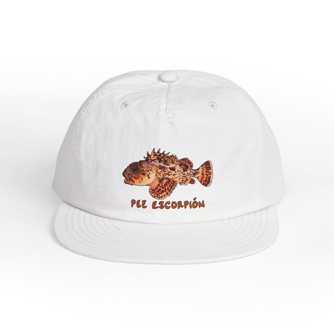 White cap with a colorful fish design and 'Pez Escamoso' text.