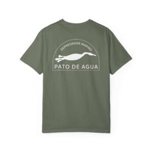 Green T-shirt with a fish graphic and 'Pato de Agua' text on the back.